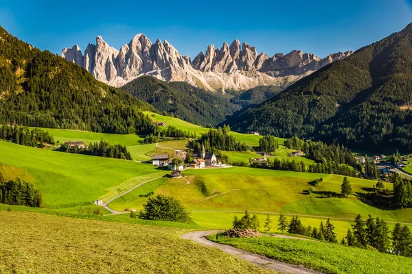 Santa Maddalena en Dolomieten Mountain-Val di Funes, Italië — Stockfoto