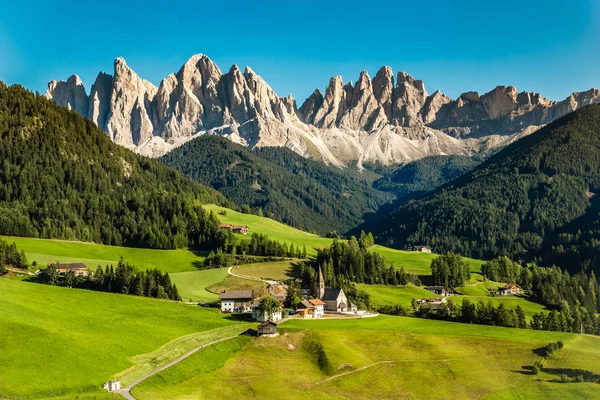 Santa Maddalena and Dolomitok-val di Funes, Olaszország — Stock Fotó