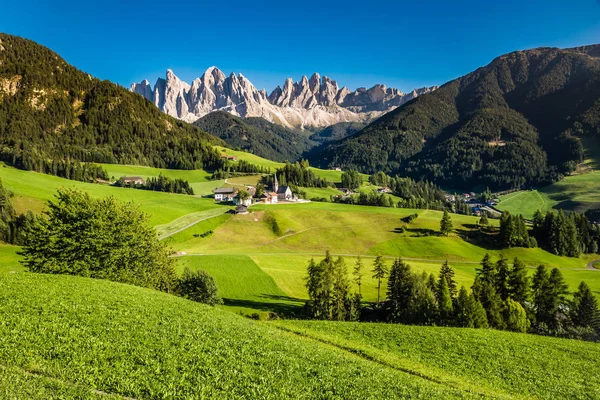 Santa Maddalena e Dolomites- Val Di Funes, Itália — Fotografia de Stock