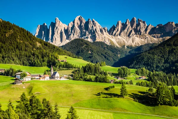 Santa Maddalena och Dolomiterna-Val di Funes, Italien — Stockfoto