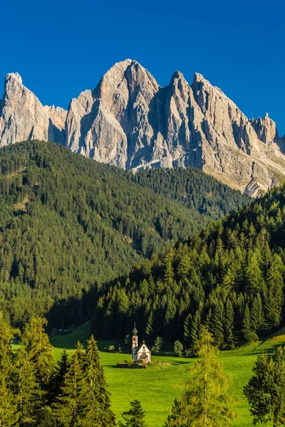 Kirche und Dolomitengipfel - val di funes, Italien — Stockfoto