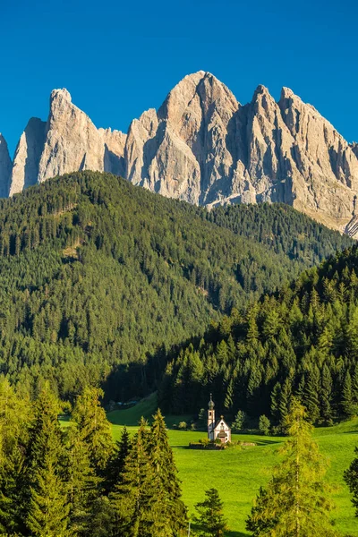 Kerk en Dolomieten toppen - Val Di Funes, Italië — Stockfoto
