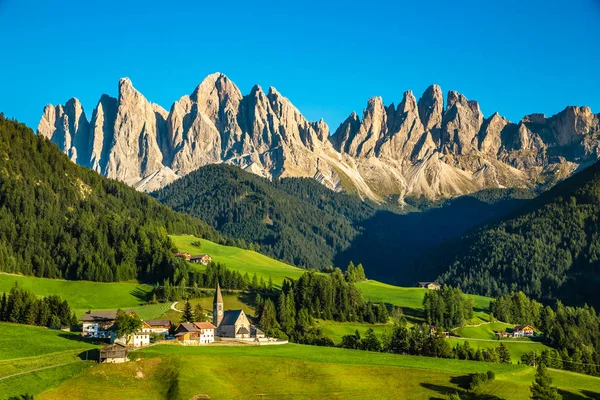 Santa Maddalena y Dolomitas Val Di Funes, Italia — Foto de Stock
