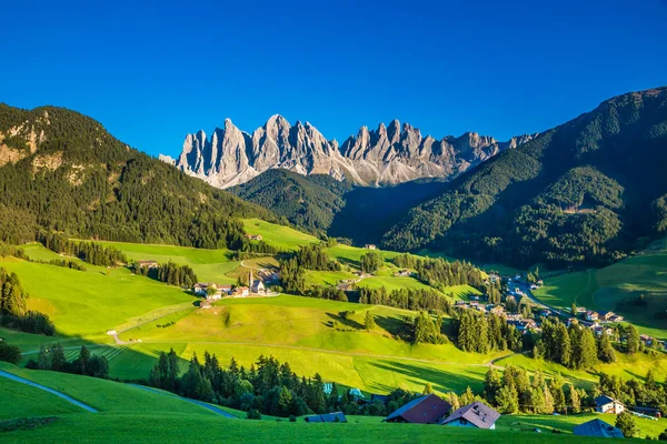Santa Maddalena และ Dolomites- Val Di Funes, อิตาลี — ภาพถ่ายสต็อก