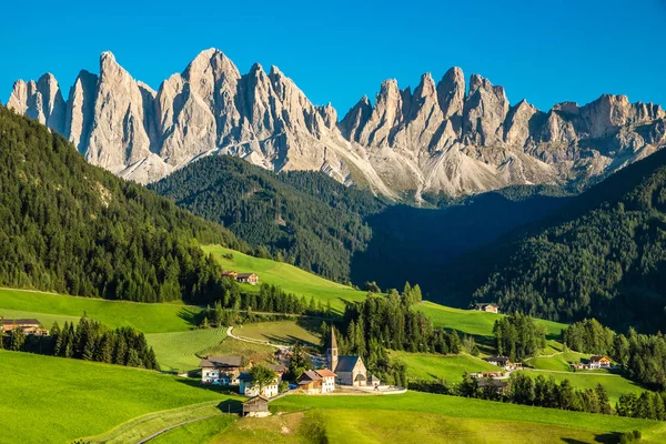 Santa Maddalena en Dolomieten-Val di Funes, Italië — Stockfoto