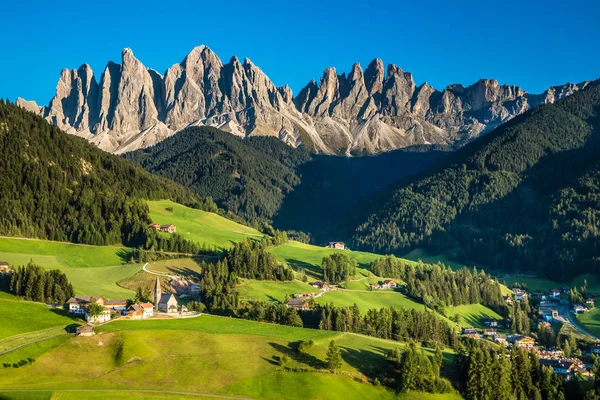 Santa Maddalena y Dolomitas Val Di Funes, Italia — Foto de Stock