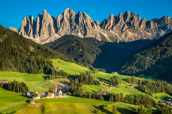 Santa Maddalena y Dolomitas Val Di Funes, Italia — Foto de Stock