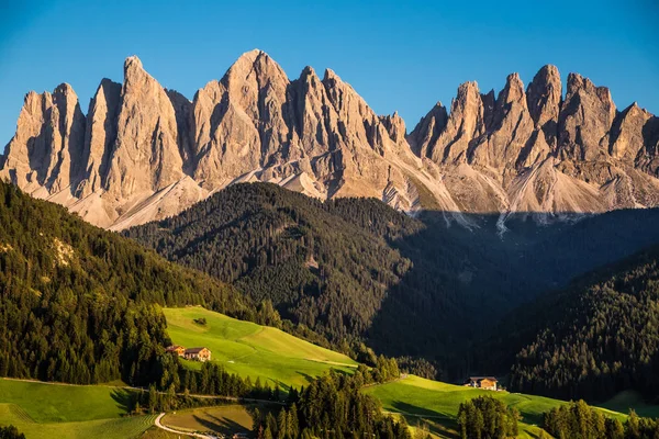 Geisler (Odle) Dolomieten Peaks-Val di Funes, Italië — Stockfoto