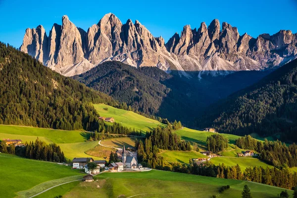 Santa Maddalena e Dolomites- Val Di Funes, Itália — Fotografia de Stock