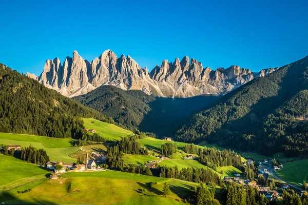 Santa Maddalena y Dolomitas Val Di Funes, Italia —  Fotos de Stock