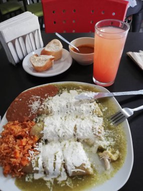 ENCHILADAS VERDES EN COMIDA