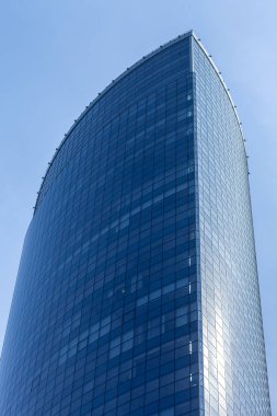 Mavi gökyüzü nün arka planı üzerinde bir iş merkezi inşa.