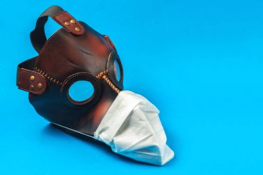 Veba doktoru maskesi ve tıbbi koruyucu maske mavi arka planda izole edilmiş. salgın konsepti