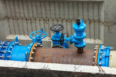 Şehrin ana su şebekesinin inşaatı ya da onarımı. Borular yeni kapatmalar ve menteşeler ile bağlantılı.