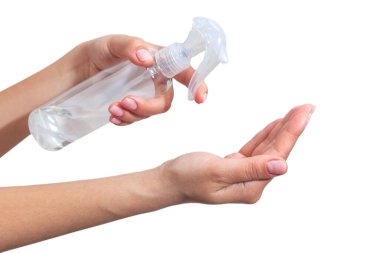 El dezenfeksiyonu. Kadının eline alkol dezenfektanı sıkar. Virüs salgınını önlemek için. Beyaz bir arka planda izole edilmiş. Grip Önleme Düzgünce temiz ve dezenfekte edilmiş eller.