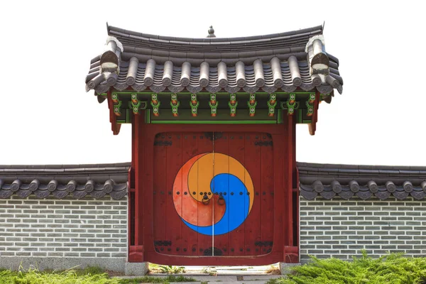 Kore Ahşap Kapısı Beyaz Arka Planda Izole Edilmiş Yüksek Kalite — Stok fotoğraf