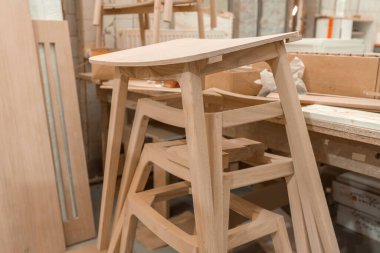 Fabrikada ahşap mobilya üretimi. Mobilya üretiminin tamamlanmamış süreci. Yüksek kalite fotoğraf