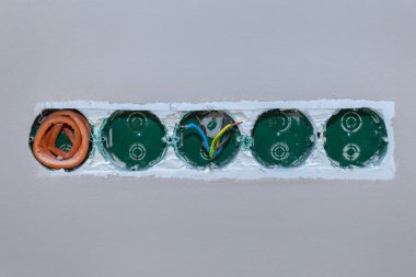 Odadaki duvara elektrik prizleri yerleştirilmiş. Yüksek kalite fotoğraf
