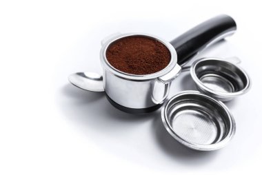 Espresso tutacağı ve değiştirilebilir kahve filtreleri. Beyaz arka planda kahve makinesinin kornası. Seçici odaklanma. Yüksek kalite fotoğraf
