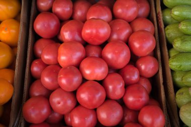 Açık hava sebze pazarında satılan kırmızı domateslerin arka planı.