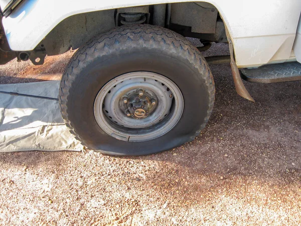 Roue de voiture endommager pneu à plat sur le véhicule — Photo