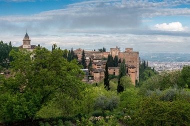 Alhambra ünlü kulesine granada görünümünün