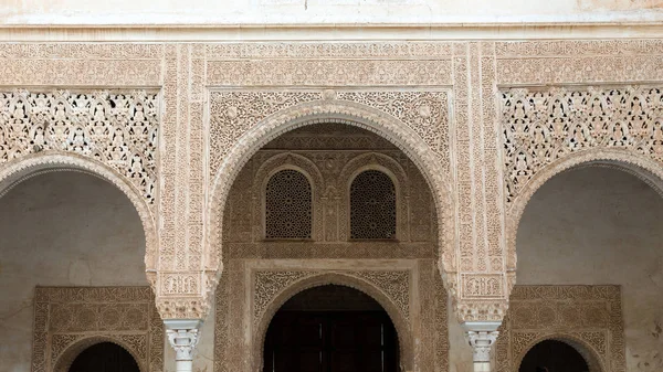 Alhambra parede arco e janela em granada espanha — Fotografia de Stock