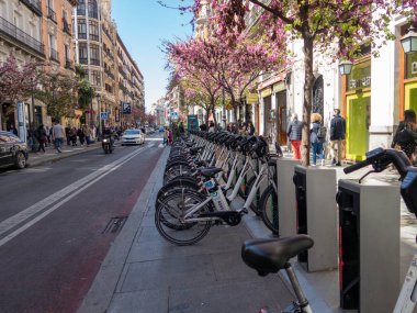 Sevilla İspanya 'da bisiklet paylaşımı sistem istasyonu e-bisiklet