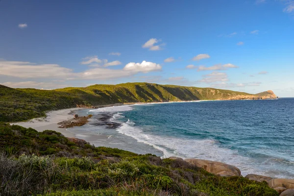 Wit zand en turquoise water brengt veel toeristen naar West Beach in Esperance, Zuid-West Australië, Australië. — Stockfoto