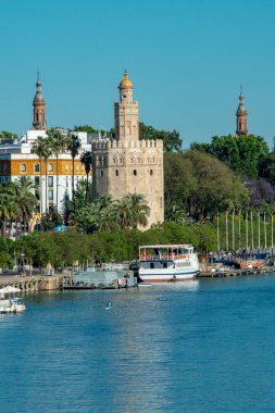 Güzel bir yaz gününde Sevilla Guadalquivir Nehri boyunca Altın Kule Torre del Oro, Ispanya