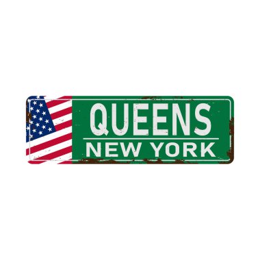 New York Queens yol tabelası beyaz arka planda paslanmış