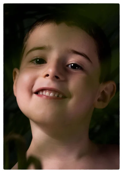Porträtt av glad glad glad vacker liten pojke, studio skott — Stockfoto