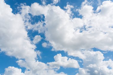 Mavi Gökyüzü ve Bulut Arkaplanı