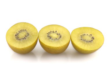 Beyaz arka planda kivi sungold