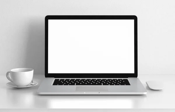 Počítač notebook prázdný displej a šálek kávy na bílém kancelářském stole, pracovní prostor maketa up design ilustrace 3d vykreslování — Stock fotografie