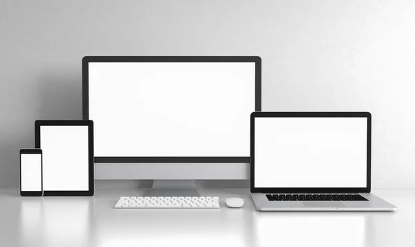 Bilgisayar dizüstü bilgisayarı tableti ve telefon boş ekranı beyaz ofis de