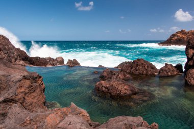 Porto Moniz, Madeira, Portekiz Atlantik Okyanusu ve Ilheu köstebek peyzaj