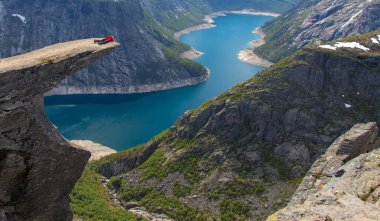Trolltunga üzerinde yalan yolcuları şaşırtıcı fiyort, doğa manzara, Norveç manzarayı rock. Özgürlük ve mutluluk kavramı