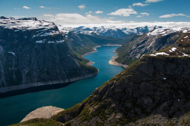 Muhteşem manzara Trolltunga cliff, Norveç. Göl, dağlar, tepeler ile doğal peyzaj.