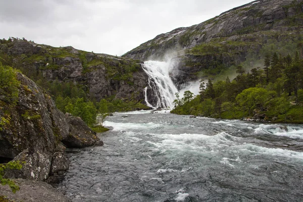 ハルダンゲル高原国立公園内の滝ノルウェー — ストック写真
