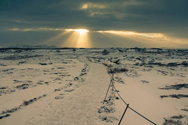 Thingvellir 공원입니다 Winetr 풍경에서 태양은 Curch Qiute는 평화의 — 스톡 사진