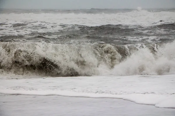 Schäumende Plätschernde Wellen Schwarzen Sandstrand Von Reynisfjara Island Starke Meereswellen — Stockfoto