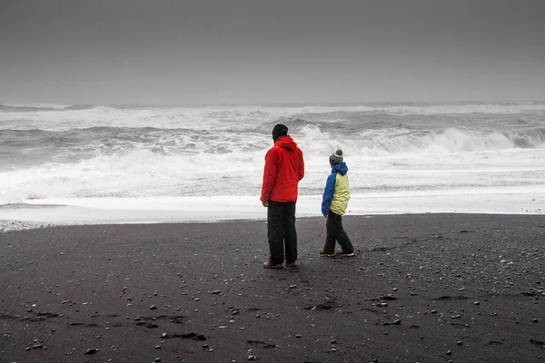 Travelers Walking Reynisfjara Basalt Black Sand Beach Iceland Powerful Waves — Stock Photo, Image