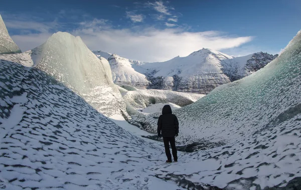 Reiziger Tussen Ijsbergen Vatnajokull Gletsjer Nationaal Park Ijsland — Stockfoto