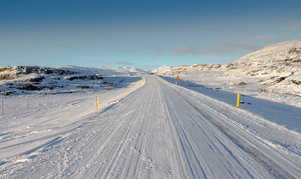 Snöig Vinterväg Island Begreppet Frihet Resor Och Vacker Natur — Stockfoto