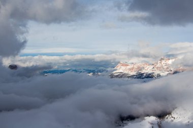 Dolomites dağ bulutların üzerinde. Sella Ronda kayak bölgesi. Telesiyej Vadisi