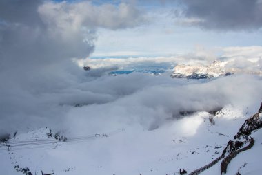 Dolomites dağ bulutların üzerinde. Sella Ronda kayak bölgesi. Telesiyej Vadisi