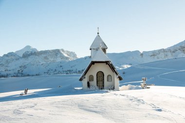 Alta Badia kayak alanında kayak bakırlı yakınındaki küçük bir Şapel güneşli görünümünü