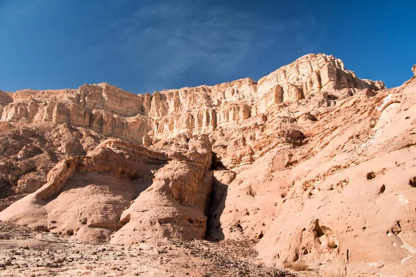 Timna Park, gezi dan Eilat, jeolojik oluşum harika bir yürüyüş için Gezgin trekking yer.