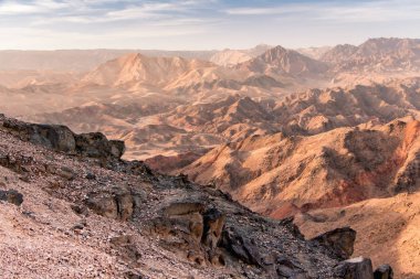Tzfahot Dağı, Eilat yakınlarındaki yürüyüş parkurları. vadide kızıl deniz ve önünde Ürdün